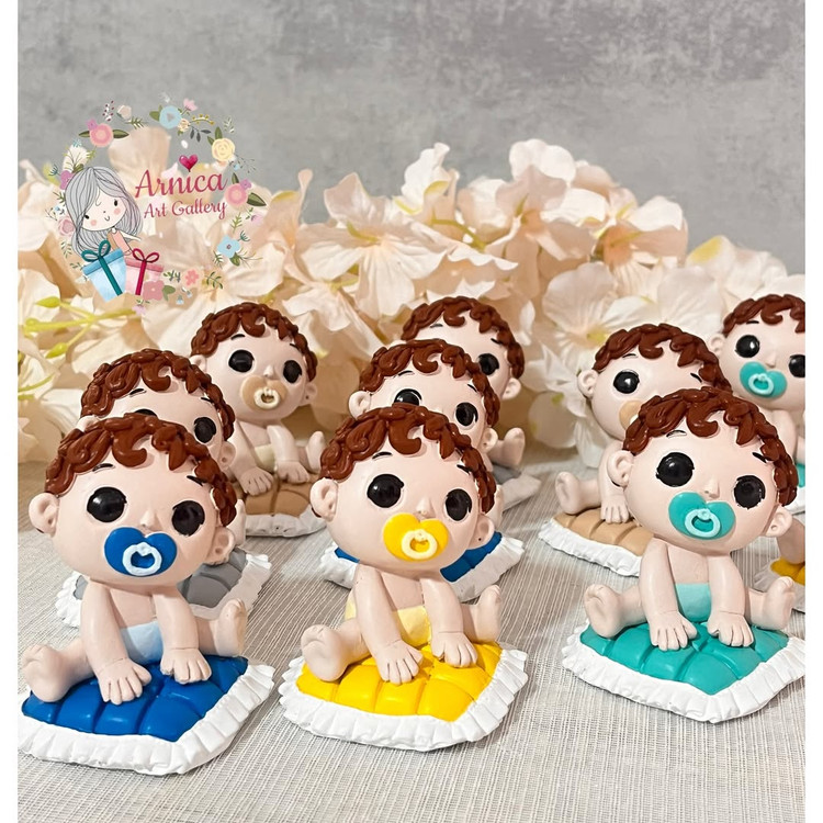 گیفت تولد نوزاد فرفری چوبی - نمای دیگر - آرنیکا گالری