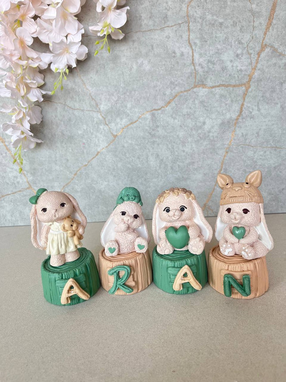 استند اسم خرگوش روی تنه درخت رنگ بژ سبز چوبی اتاق کودک - نمای دیگر - آرنیکا گالری