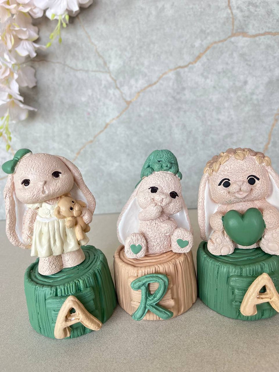 استند اسم خرگوش روی تنه درخت رنگ بژ سبز چوبی اتاق کودک - جزئیات - آرنیکا گالری