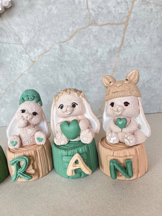 استند اسم خرگوش روی تنه درخت رنگ بژ سبز چوبی اتاق کودک - آرنیکا گالری